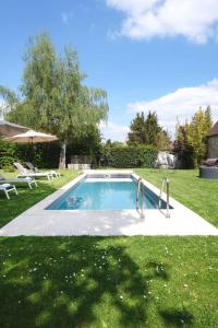 Bazén v ubytování L'Orme Blanchet Spa & Piscine, petit-déjeuner inclus nebo v jeho okolí
