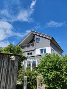 uma casa branca com uma cerca à frente. em Sauers Schwarzwaldglück em Appenweier