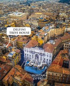 eine Luftansicht der Stadt Trinidad 20 Haus in der Unterkunft Delfini Trevi House in Rom