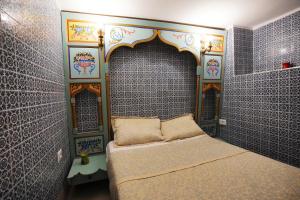 A bed or beds in a room at DAR EL HAMRA