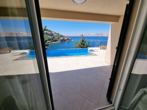 Bazén v ubytování Villa Relax , with seaview and two pools near beach nebo v jeho okolí
