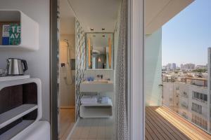 Letto o letti in una camera di Port Tower by Isrotel Design