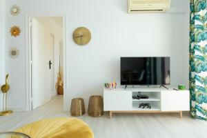 sala de estar con TV y armario blanco en V014 - SANTA BARBARA en Roses