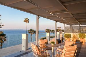 patio z krzesłami i widokiem na ocean w obiekcie KoSea Boutique Hotel w mieście Kos