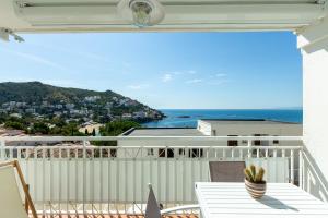 balcón con mesa y vistas al océano en V014 - SANTA BARBARA en Roses