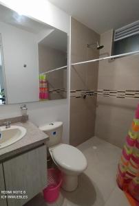 y baño con aseo y lavamanos. en Apartamento Aqualina Orange Segundo Piso Vista a Piscina, en Girardot
