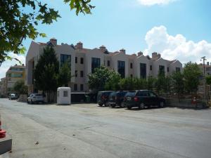 un parcheggio con auto parcheggiate di fronte a un edificio di Montania Town Hotel Mudanya a Mudanya