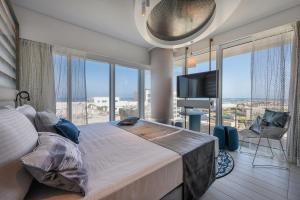Letto o letti in una camera di Port Tower by Isrotel Design