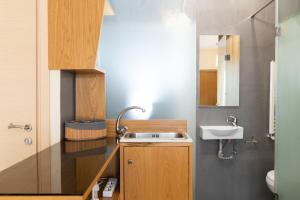 mała łazienka z umywalką i lustrem w obiekcie Kassandrou Mini Studios w Salonikach +28 zdjęć
