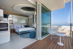Letto o letti in una camera di Port Tower by Isrotel Design