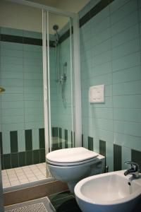 チェゼナーティコにあるHotel Gattuccioのバスルーム(シャワー、トイレ、シンク付)