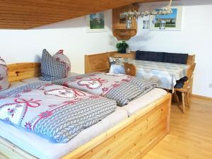 Duas camas sentadas uma ao lado da outra num quarto em Ferienwohnung Bergblickl em Sachrang