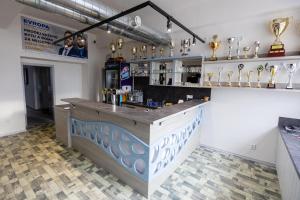 eine Bar in einem Raum mit Trophäen an der Wand in der Unterkunft Arena Apartments in Havlíčkův Brod
