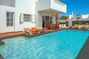 Bazén v ubytovaní Villa Luz Lanzarote by Villa Plus alebo v jeho blízkosti