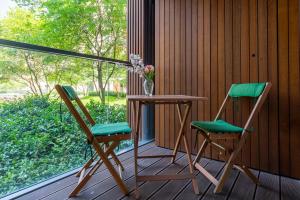 twee stoelen en een tafel op een veranda bij Kolejowa Apartments Warsaw by Renters in Warschau