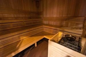 eine leere Sauna mit einem Topf darüber in der Unterkunft Arena Apartments in Havlíčkův Brod