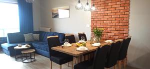 Część wypoczynkowa w obiekcie Apartament z basenem i klimatyzacją