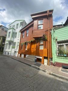un edificio de madera al lado de una calle en New Cherry Hotel, en Estambul