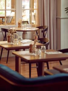 ハスルミアにあるThe Georgian, Haslemere, Surreyのレストランのテーブルと椅子 +36枚の写真