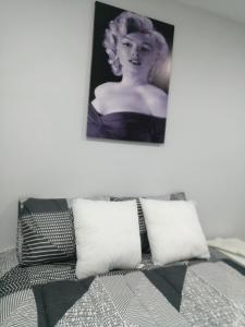 uma foto de uma mulher na parede acima de uma cama em hostal mancora monjitas 755 em Santiago