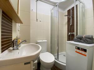 W łazience znajduje się umywalka, toaleta i prysznic. w obiekcie Apartament Sopot Oliwia III w mieście Sopot