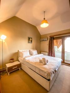 A bed or beds in a room at Havuzlu Mustakil Lüx Villa Doğa SAPANCA 150 MT2 Még 37 kép