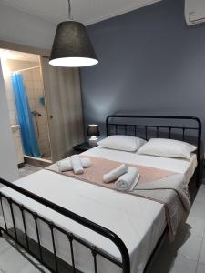 House Ritsa في نيا موذانيا: غرفة نوم بسريرين عليها مناشف بيضاء