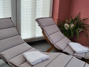 dwa krzesła w poczekalni z ręcznikami w obiekcie Ferienhof Gutmichel w mieście Feuchtwangen