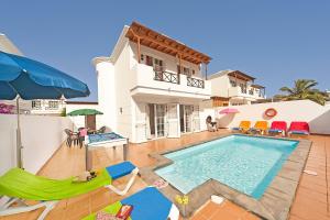 willa z basenem i domem w obiekcie Villa Tabaiba by Villa Plus w Puerto del Carmen