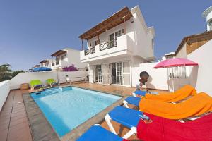 Basen w obiekcie Villa Tabaiba by Villa Plus lub w pobliżu