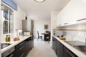 Kuchnia lub aneks kuchenny w obiekcie Villa Tabaiba by Villa Plus