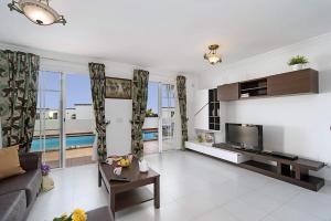 Basen w obiekcie Villa Tabaiba by Villa Plus lub w pobliżu