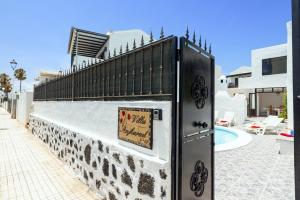 Bazén v ubytování Villa Anjharad by Villa Plus nebo v jeho okolí
