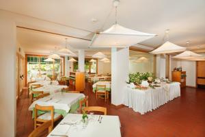 Reštaurácia alebo iné gastronomické zariadenie v ubytovaní Hotel Kyrie Isole Tremiti