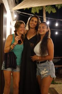 Trois femmes se tenant côte à côte posant une photo dans l'établissement ONDA - Playa Grande - Adults Only, à Playa Grande