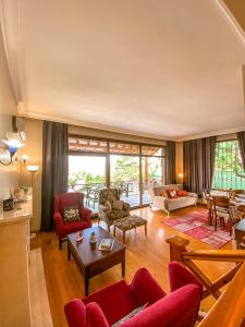 Posezení v ubytování Havuzlu Mustakil Lüx Villa Doğa SAPANCA 150 MT2