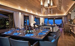 Restoranas ar kita vieta pavalgyti apgyvendinimo įstaigoje Upni Duniya - Luxury, Beachfront 9-suites Villa