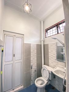 Ένα μπάνιο στο Queen Room Semi Attached Bathroom Bukit Mertajam Alma Impian