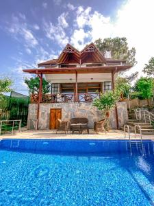 Bazén v ubytování Havuzlu Mustakil Lüx Villa Doğa SAPANCA 150 MT2 nebo v jeho okolí