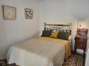 Posteľ alebo postele v izbe v ubytovaní Casa Santa María 2 con jardín y barbacoa