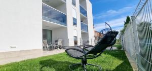 una silla sentada en el césped frente a un edificio en A&V Residence en Novigrad Istria