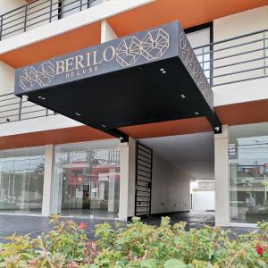 巴蘭基亞的住宿－Berilo Deluxe Apartahotel，带有读柏林车标志的建筑