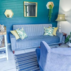 un sofá azul y una silla en la sala de estar en Big Blue Breaks en Umkomaas