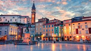 Γενική άποψη της πόλης Πιράν ή θέα της πόλης από  αυτό το διαμέρισμα