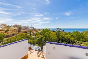 einen Balkon mit Meerblick in der Unterkunft Tranquil 2 bed villa with private pool + sea view! in Benalmádena