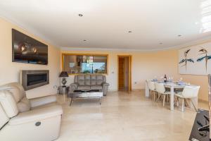 Gallery image of Tranquil 2 bed villa with private pool + sea view! in Benalmádena