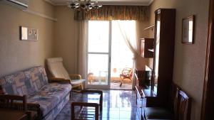 sala de estar con sofá y ventana grande en Mar Menor apartments, en San Pedro del Pinatar