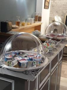 a counter with two glass domes on top at HOTEL DES VOYAGEURS in Pont-de-Roide
