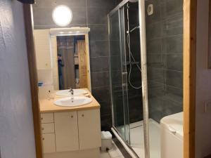Ett badrum på Appartement Valloire, 3 pièces, 6 personnes - FR-1-263-514