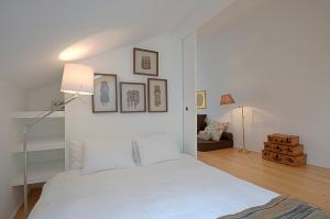 Tempat tidur dalam kamar di Portas do Castelo Apartments